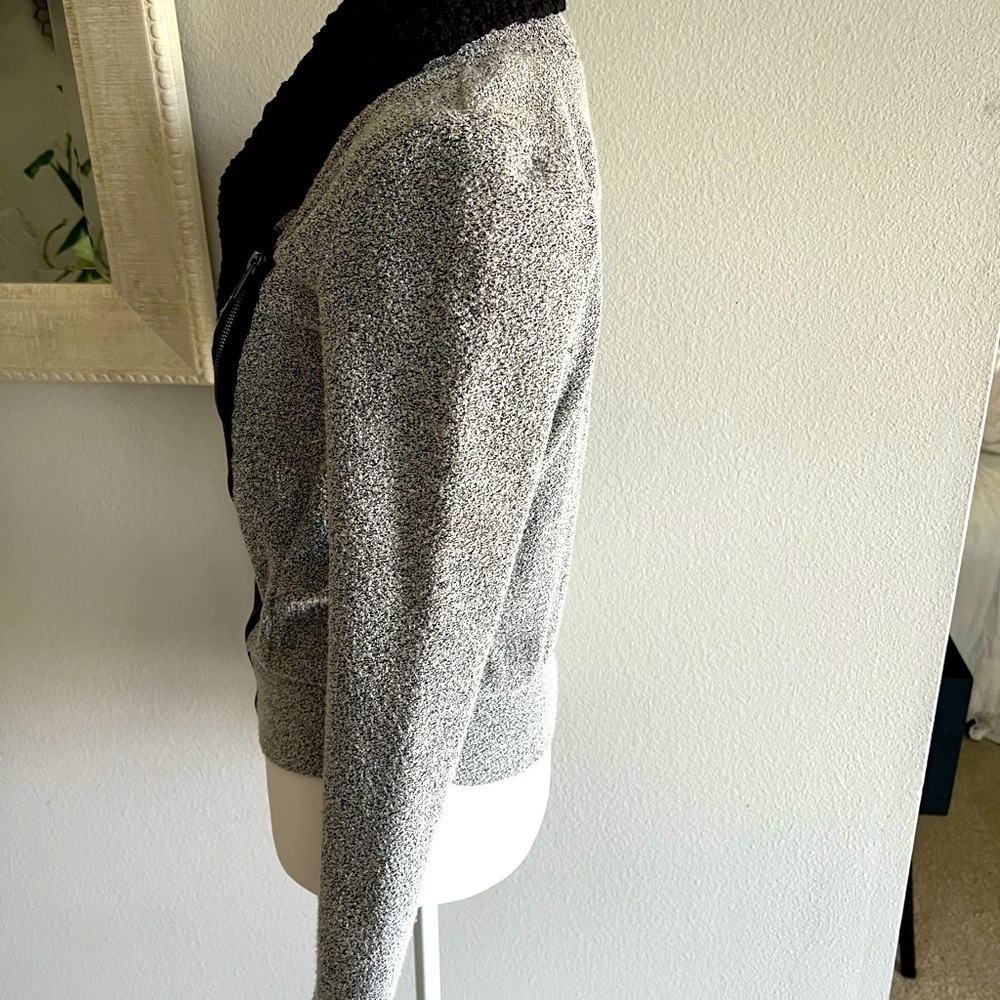 T-SHIRT: Gray long sleeve sweater with black collar and front side zipper SizeXS - Picture 3 of 10